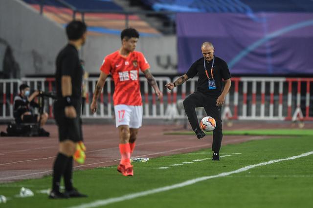 西甲-莱万多夫斯基帽子戏法 巴萨4-2瓦伦西亚
